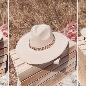 Wool Hat with gold chain